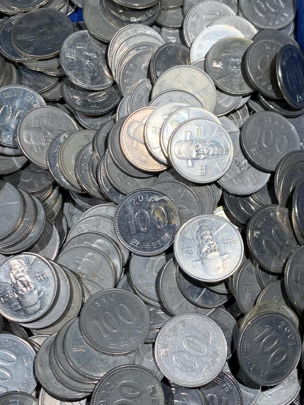 《竞宝斋》第462场 周日，周一，2场连拍 （全场包邮）欢迎送拍 韩国100韩元零钱1000枚，一枚重约5.42克，总重约5420克。面值10万韩元，汇率值约480+元人民币