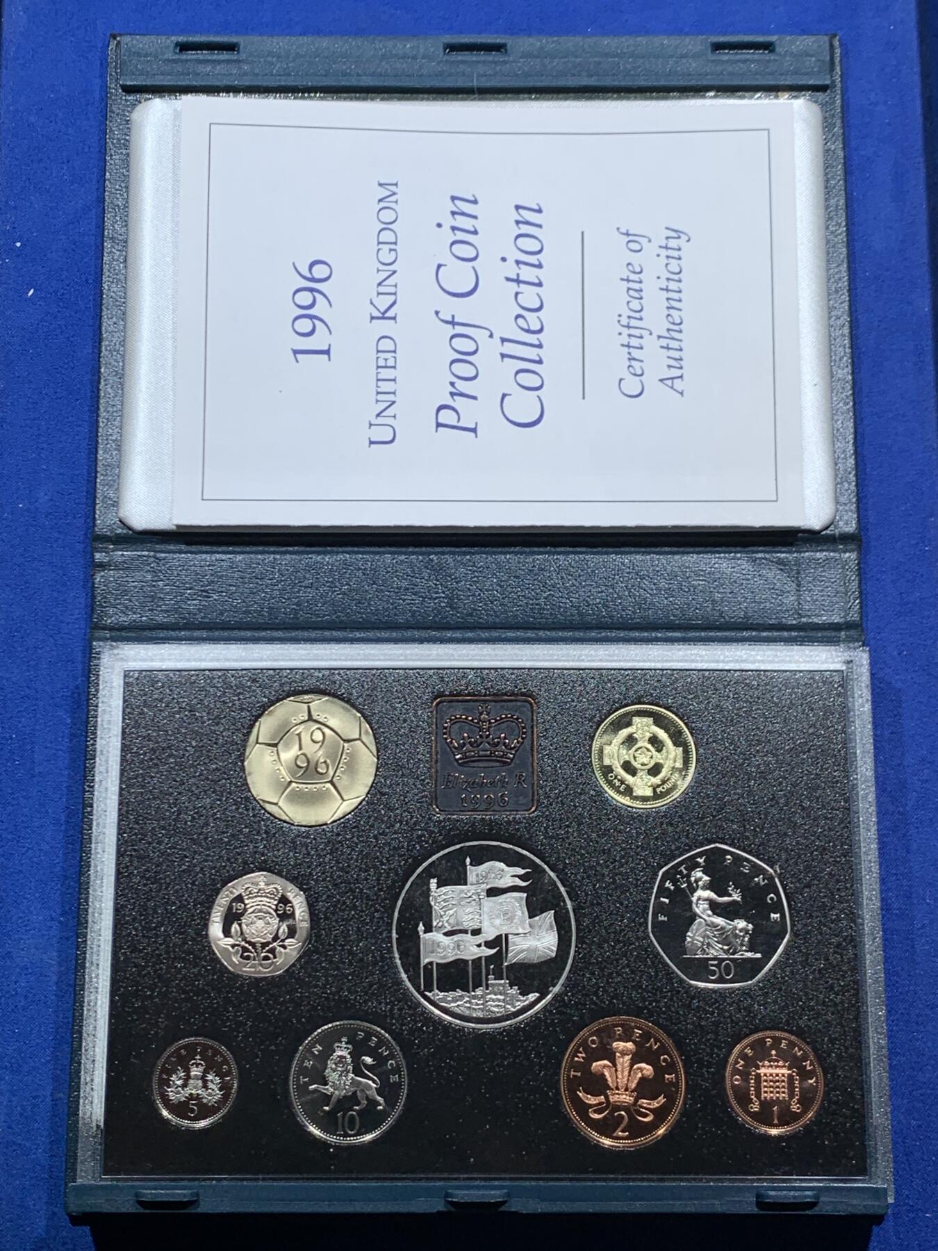 《竞宝斋》第462场 周日，周一，2场连拍 （全场包邮）欢迎送拍 英国1996年精制套币，带1枚5英镑女王70大寿精制纪念币，1枚2英镑欧洲杯精制纪念币，1枚1英镑凯尔特十字精制纪念币，9枚币，盒证齐全，品相精美，蓝色盒装