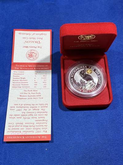 《竞宝斋》第462场 周日，周一，2场连拍 （全场包邮）欢迎送拍 - 澳大利亚 1997年 笑翠鸟 金龙镶嵌银币 含纯银1盎司999银，镶嵌部分重约0.5克黄金，发行2万枚，为上海国际钱币展而发行，细节见图