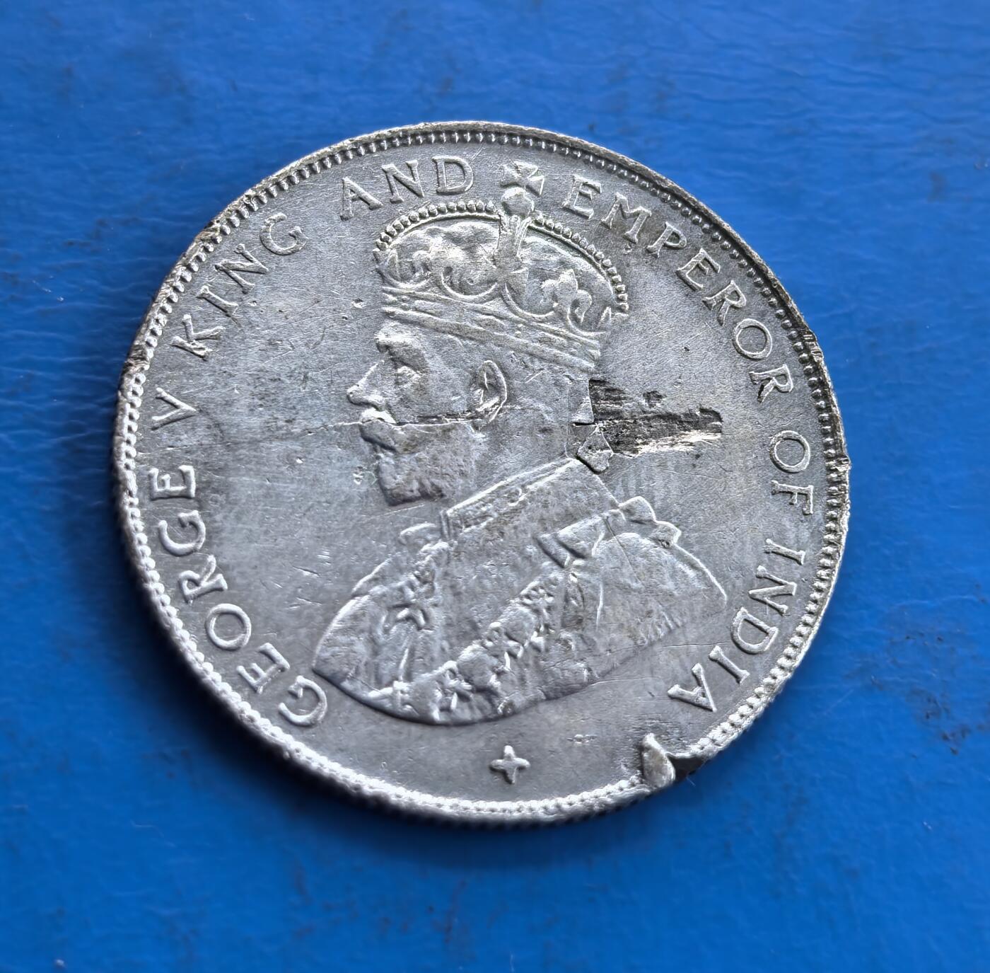 外国优质老铜币高银银币，周六九点倒数截拍，满百包邮，持续收拍 英属海峡殖民地1921年50分银币，正面为乔治五世国王侧面像，铭文彰显其 “印度皇帝” 的殖民身份；布局规整，是英国殖民东南亚时期的货币见证。