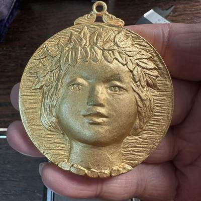 蒂克钱币-第57场 日本章 企业章拍卖  - 福岛家庭 少女头像镀金章 60mm 162g