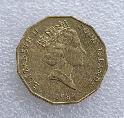 外国优质老铜币高银银币，周六九点倒数截拍，满百包邮，持续收拍 - 库克群岛1988 年5 元黄铜纪念 / 流通币，采用十二边形独特形制。正面为伊丽莎白二世头像，标注 “COOK ISLANDS” 与年份；背面铸海螺图案及面值 $5，海螺是南太平洋地域象征，属英联邦海外领地特色钱币。