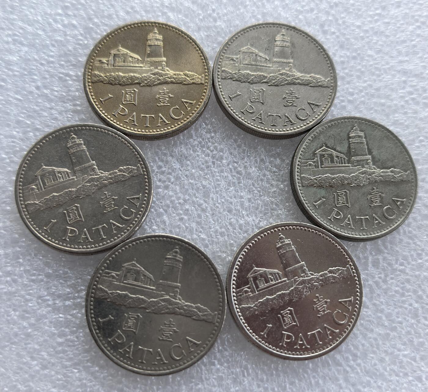 外国优质老铜币高银银币，周六九点倒数截拍，满百包邮，持续收拍 1998 年澳门壹圆6枚，正面为东望洋灯塔图案，背面是澳门徽标与年份。东望洋灯塔是澳门地标，见证澳门殖民与回归前的历史，属澳门回归前流通辅币，是澳门钱币收藏的基础品种。