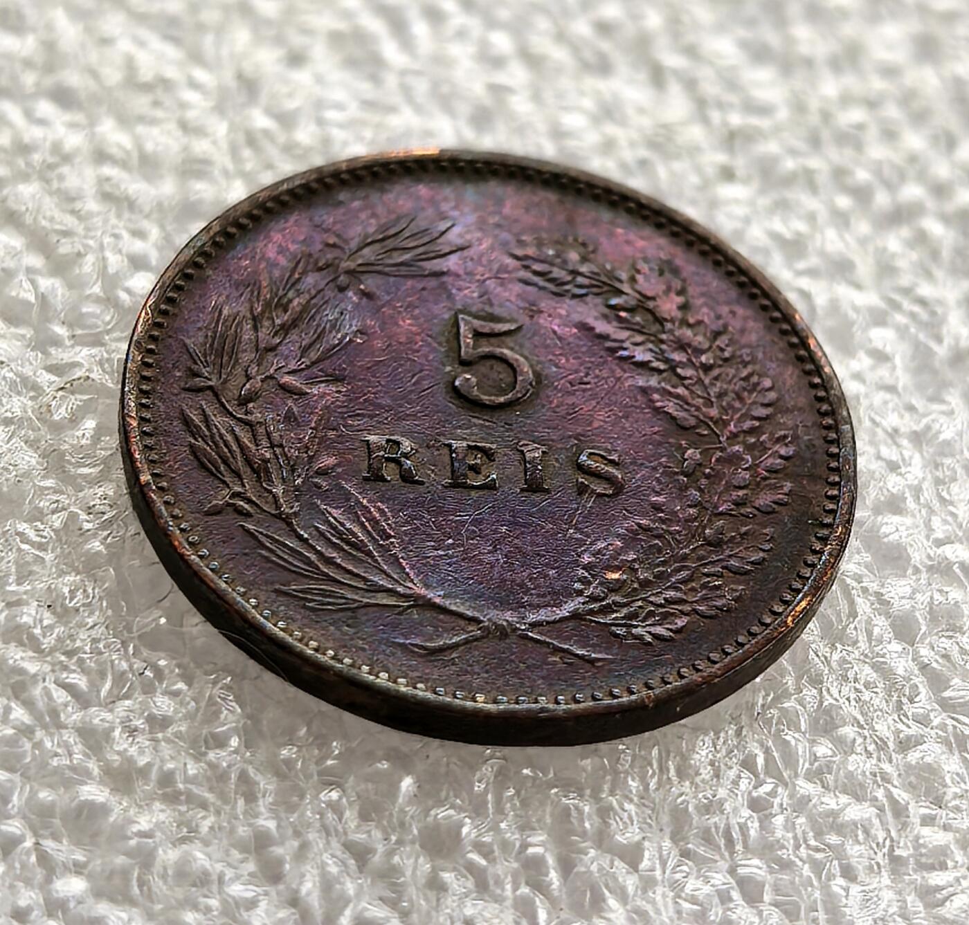 外国优质老铜币高银银币，周六九点倒数截拍，满百包邮，持续收拍 葡萄牙1906 年卡洛斯一世 5 瑞斯铜币，正面铸国王头像与国名，背面麦穗环绕面值，设计典雅。百年铜质包浆醇厚，带自然彩光，品相完整，是葡萄牙君主制末期货币精品，历史与收藏价值突出。