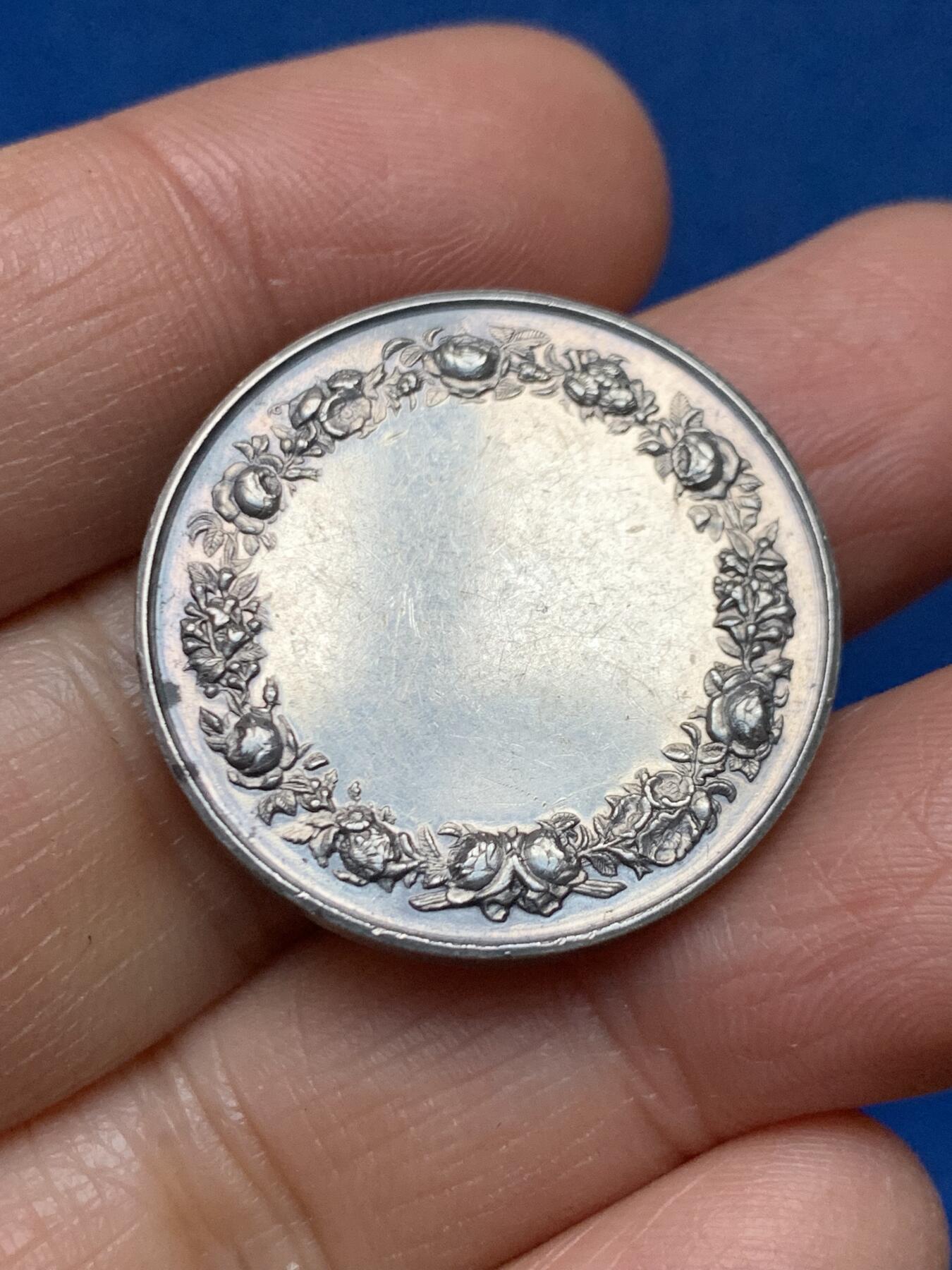 《竞宝斋》第462场 周日，周一，2场连拍 （全场包邮）欢迎送拍 法国婚礼银章 背面无刻字 11.25克 28.1mm 银标边铭