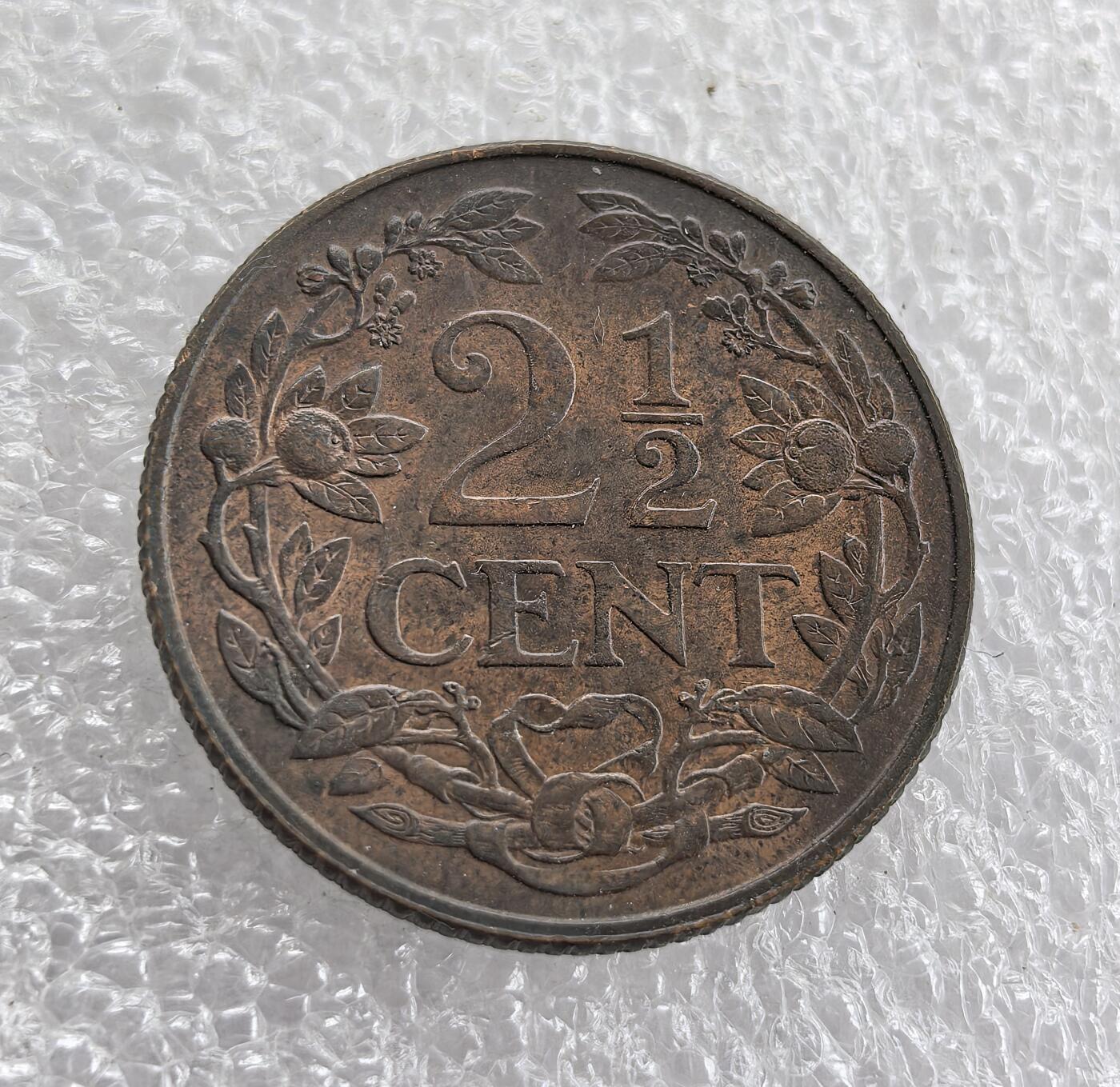 外国优质老铜币高银银币，周六九点倒数截拍，满百包邮，持续收拍 带光1965 年荷属安的列斯 2½ 分铜币，正面铸面值与花环纹饰，背面标注领地名、荷兰雄狮纹章（荷兰王室象征）及年份。属荷兰海外领地时期，是荷兰对安的列斯殖民统治、推行殖民货币体系的流通辅币见证。