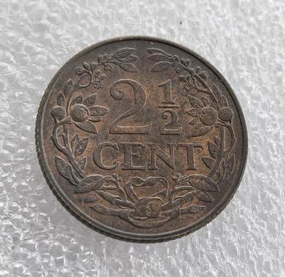 外国优质老铜币高银银币，周六九点倒数截拍，满百包邮，持续收拍 - 带光1965 年荷属安的列斯 2½ 分铜币，正面铸面值与花环纹饰，背面标注领地名、荷兰雄狮纹章（荷兰王室象征）及年份。属荷兰海外领地时期，是荷兰对安的列斯殖民统治、推行殖民货币体系的流通辅币见证。