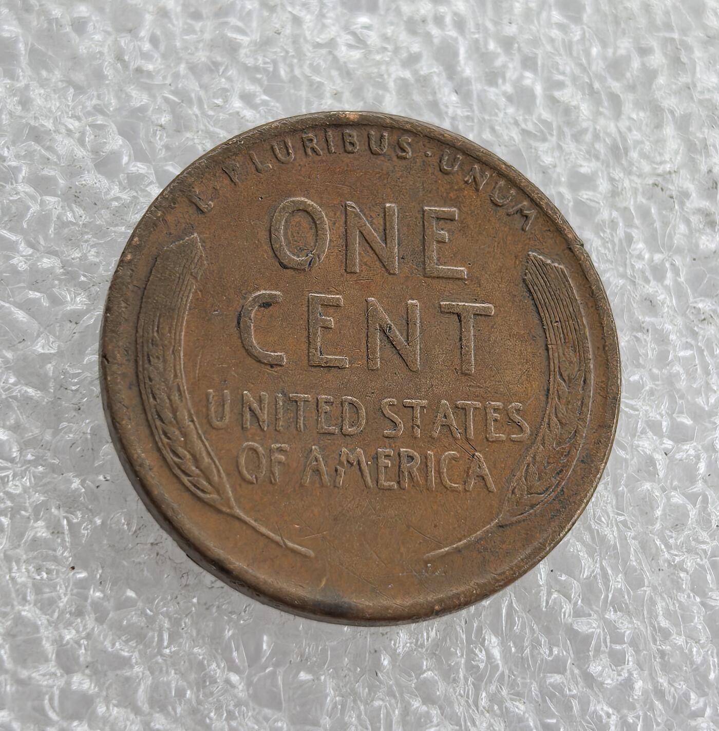 外国优质老铜币高银银币，周六九点倒数截拍，满百包邮，持续收拍 美国1941-D 版林肯 1 分铜币，D 版（丹佛造币厂）标识清晰，正面铸林肯头像、“IN GOD WE TRUST” 与 “LIBERTY”，属二战爆发前夕经典麦穗版，包浆自然醇厚、品相完整，是美国战时货币收藏的特色品种，历史与收藏价值兼具。