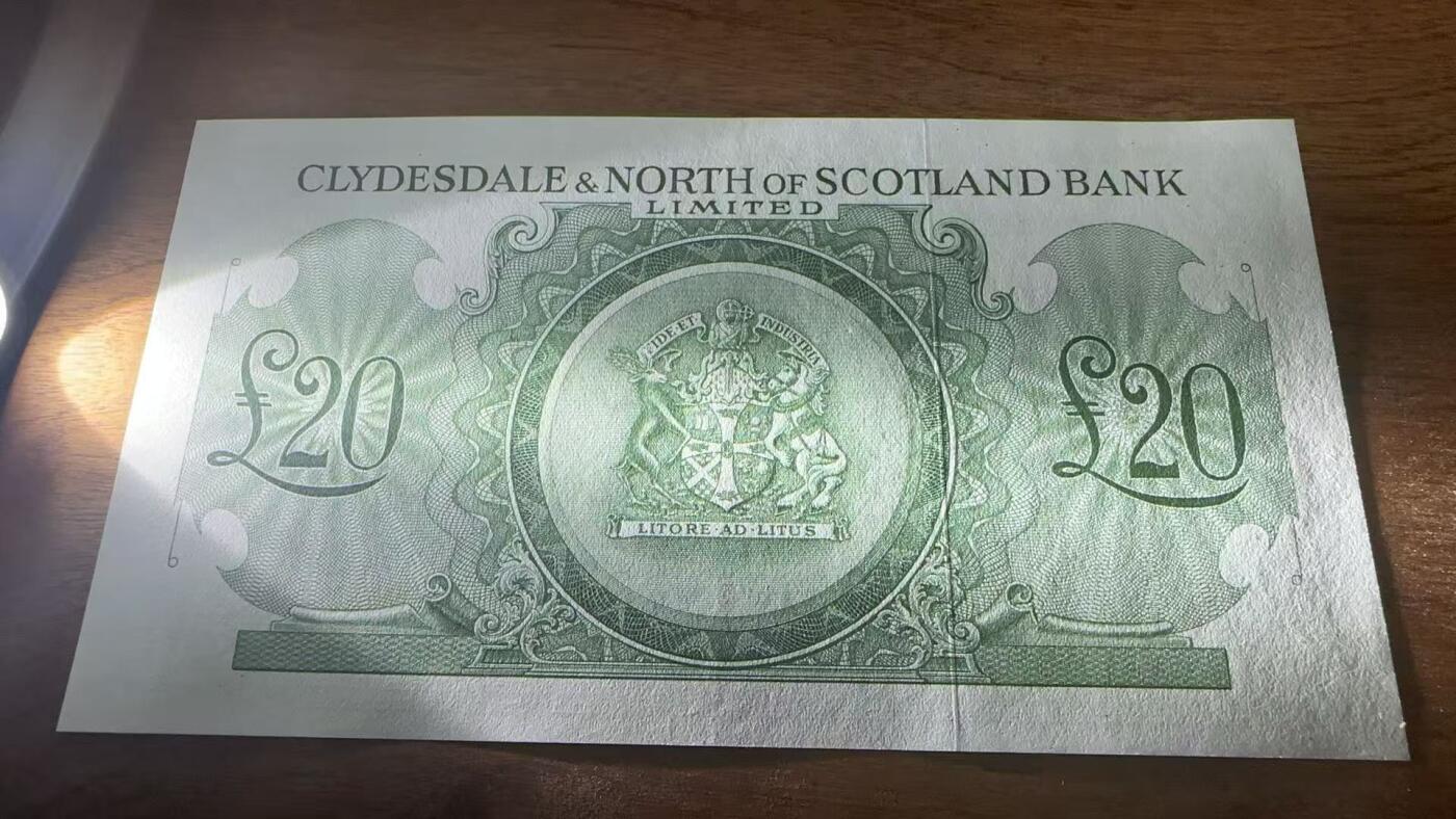 徐霞客拍卖首拍 苏格兰/克莱斯勒戴尔银行和北方银行	P-193a 1958年20镑	B042114	unc-	纸币由**克莱兹代尔与苏格兰北部银行于1958年2月1日在格拉斯哥发行，承载着苏格兰近代金融史的关键节点。它是苏格兰仅有的几家有权发行纸币的商业银行之一，存世量稀少，且20镑作为当时的大面值流通券，完整保存至今的尤为难得。		