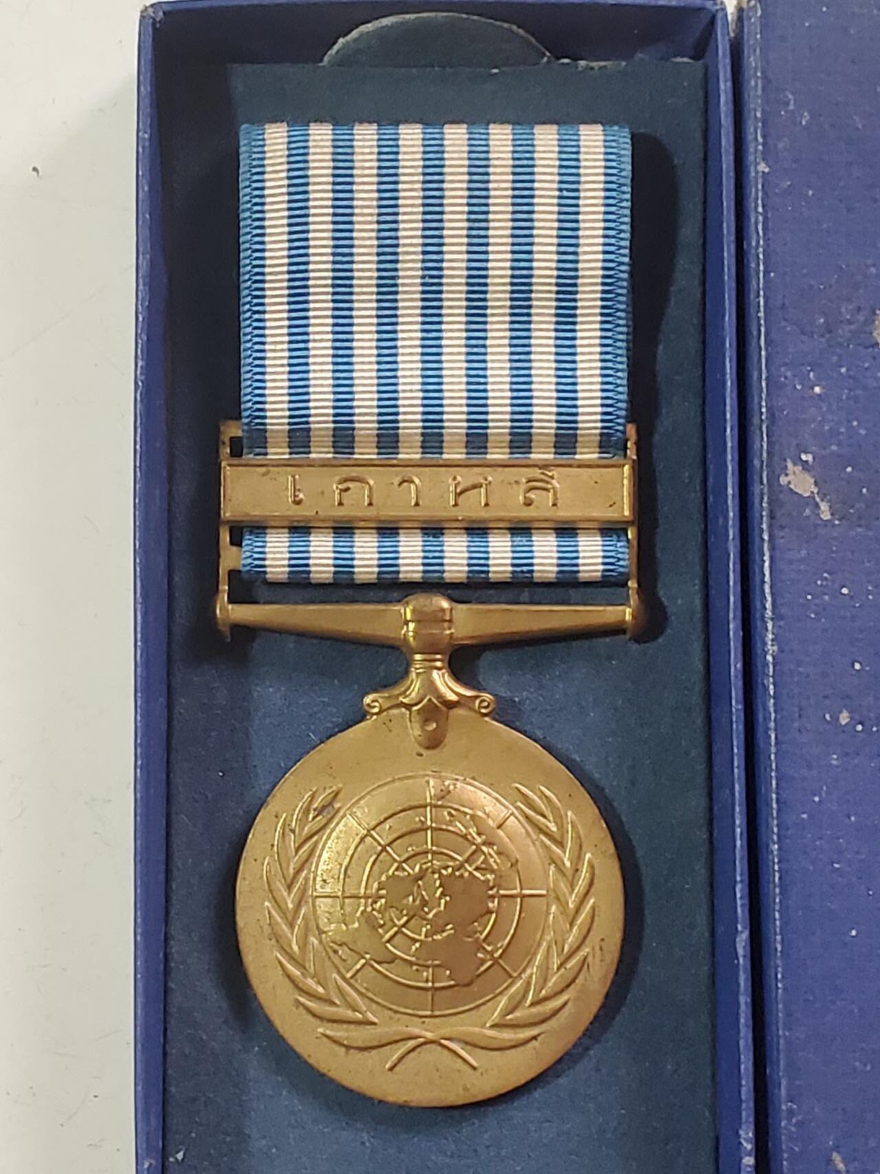 韵星假日拍卖第三十八期 -- Rimey Holidays Auction 38 联合国韩战奖章带原盒-泰国版本 带有泰语勋条和“TH”（泰国）原盒 非英语版本后配 品相很好 盒子比章更难找 完整一套 为韩战奖章系列最稀少的之一 最后一幅图为emedal无盒参考价