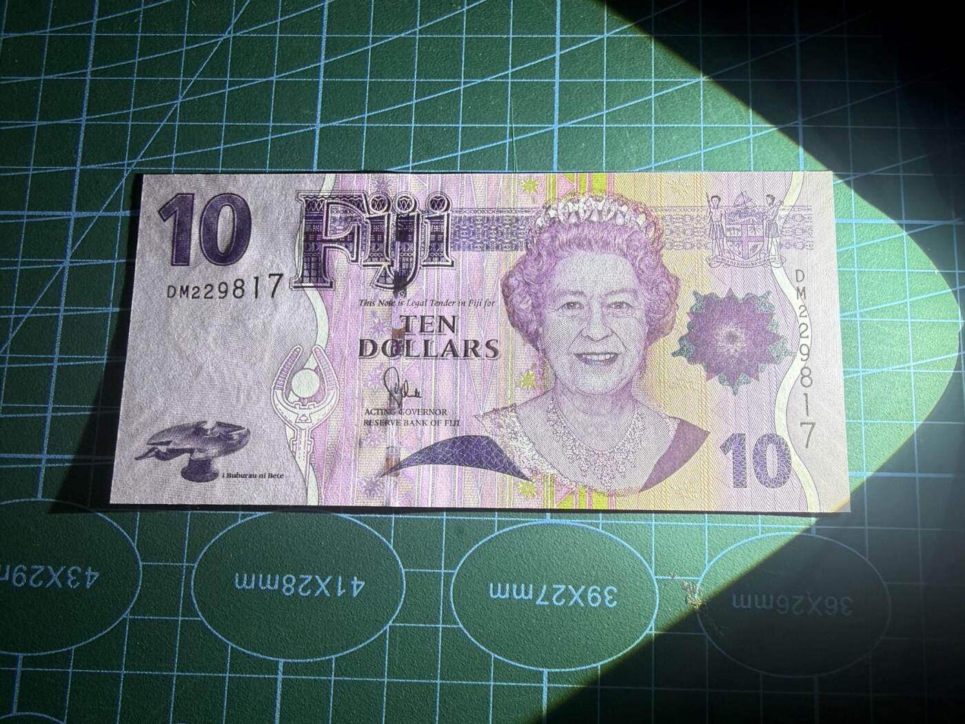 【炜奕收藏】，第五十八期，英属第三场 2011年斐济10元，UNC品相，号码无4