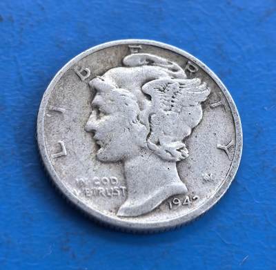 外国优质老铜币高银银币，周六九点倒数截拍，满百包邮，持续收拍 - 美国1942 年墨丘利 10 美分银币，正面带翼自由女神头像雕刻细腻，翅膀纹理与面部轮廓传神，铭文、年份清晰；背面束棒配橄榄枝，国名、面值及格言环绕，纹饰对称精致，银质包浆温润，尽显美式钱币的经典工艺与美学