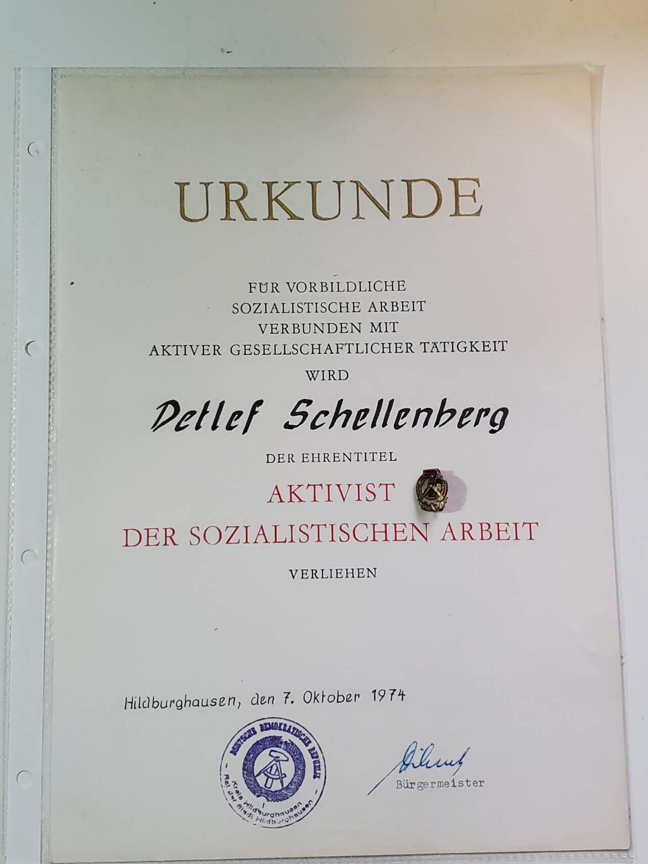 韵星假日拍卖第三十八期 -- Rimey Holidays Auction 38 民主德国社会主义功勋活动家证书带证章一套 主管亲签