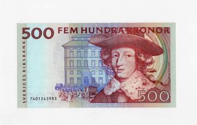 徐霞客拍卖首拍 - 	挪威	P-51d 2005年500克朗2207339836		流通品相	这张纸币独币面人物是以强化王权、推行军事改革闻名的卡尔十一世，背景为见证瑞典贵族政治与王权斗争的Wrangel宫殿，建筑前的微型人群与马车剪影还原了17世纪斯德哥尔摩风貌。纸币采用红、蓝、浅绿柔和渐变色调，搭配超精细凹版雕刻，人物服饰与建筑细节层次分明，兼具历史叙事性与顶尖印钞工艺，是北欧纸币收藏的热门标的。	