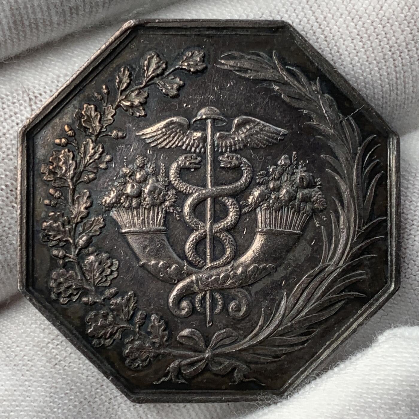 掌中浮雕-藏着的欧洲第051场 1819年法国波尔多银行八角银章，34. 65mm，19g