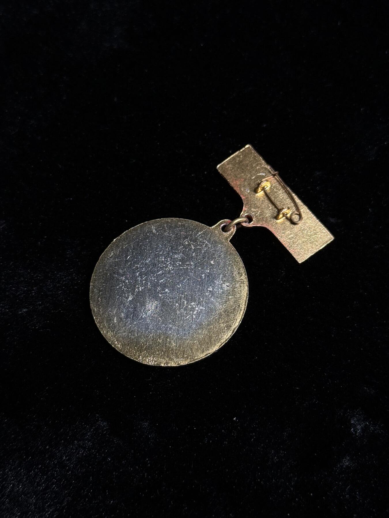 戎马世界章牌大赏第110期 越南战胜波尔布特政权奖章，漆面有补