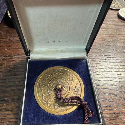 蒂克钱币-第57场 日本章 企业章拍卖  - 造币局制-日本精神病院协会 瑞兽花鸟纹铜镜 镇纸章 67mm 131g