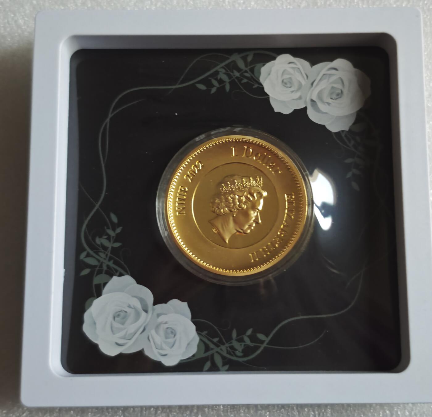 瓶子🏺第227期拍卖会  2022年伊丽莎白二世1元精制币  原盒原包装  伊丽莎白二世在钱币上的所有头像