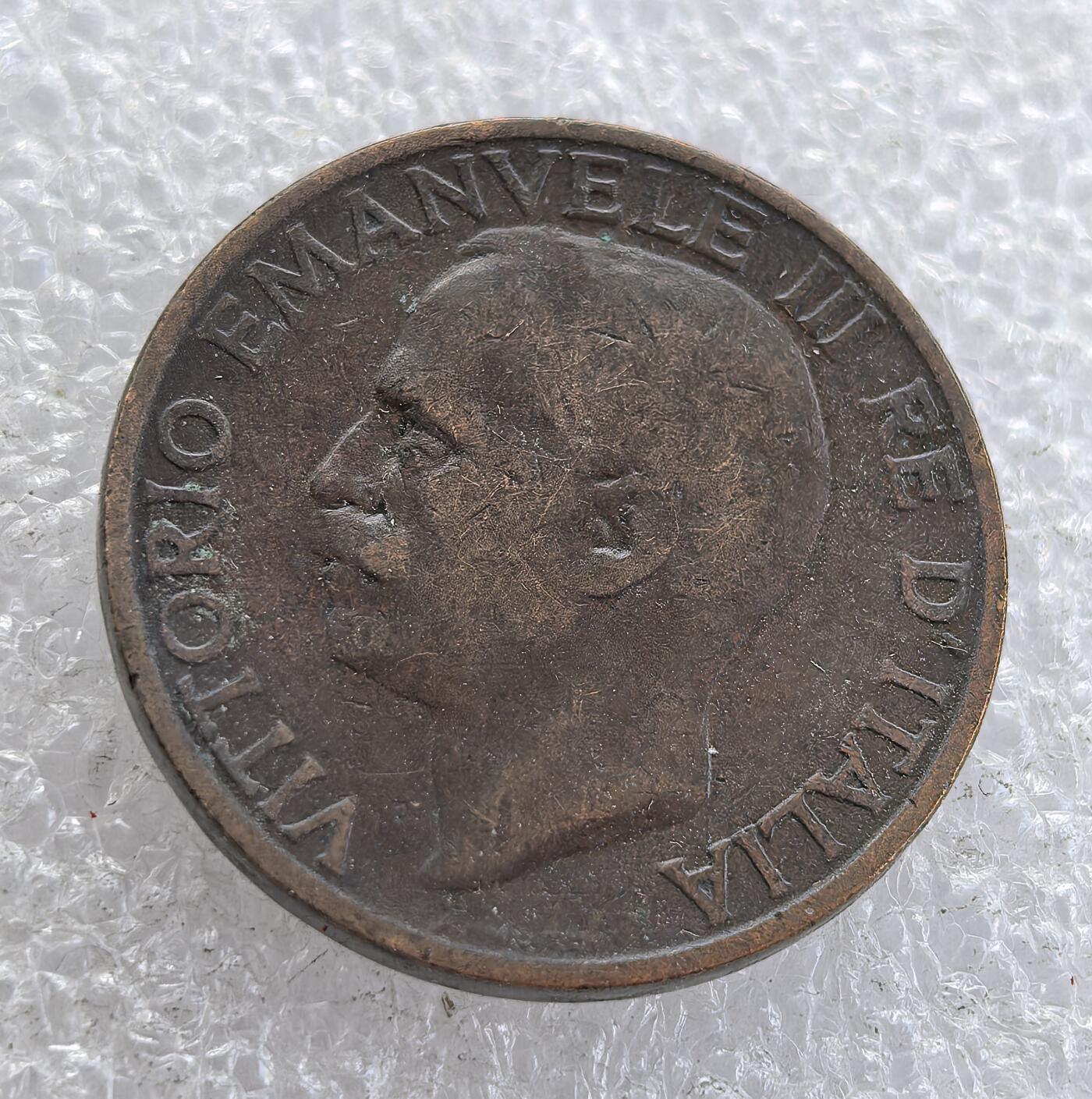 外国优质老铜币高银银币，周六九点倒数截拍，满百包邮，持续收拍 意大利1929 年 10 分铜币，正面为维托里奥・埃马努埃莱三世头像，背面饰蜜蜂图案，设计独特。铜质包浆自然温润，品相完整，属意大利王国时期经典辅币，见证近代意大利货币史，是欧洲钱币收藏的特色佳品，兼具历史与艺术价值。