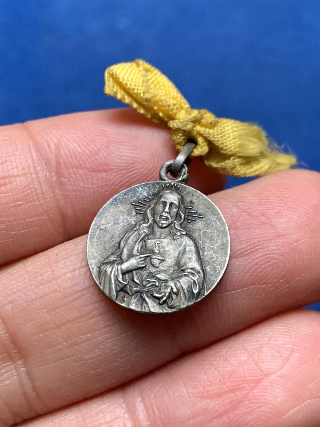 《竞宝斋》第462场 周日，周一，2场连拍 （全场包邮）欢迎送拍 宗教纪念章 吊坠 正面耶稣基督 背面圣母玛利亚 总重2.5克 16.1mm