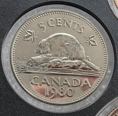 外国优质老铜币高银银币，周六九点倒数截拍，满百包邮，持续收拍 - 精制1980年加拿大 5 分镍币，正面为伊丽莎白二世头像，背面饰国兽海狸与枫叶，设计经典且辨识度高。镍质光泽温润，品相完好，是加拿大标志性辅币，属英联邦货币收藏的特色佳品，兼具历史与收藏价值。