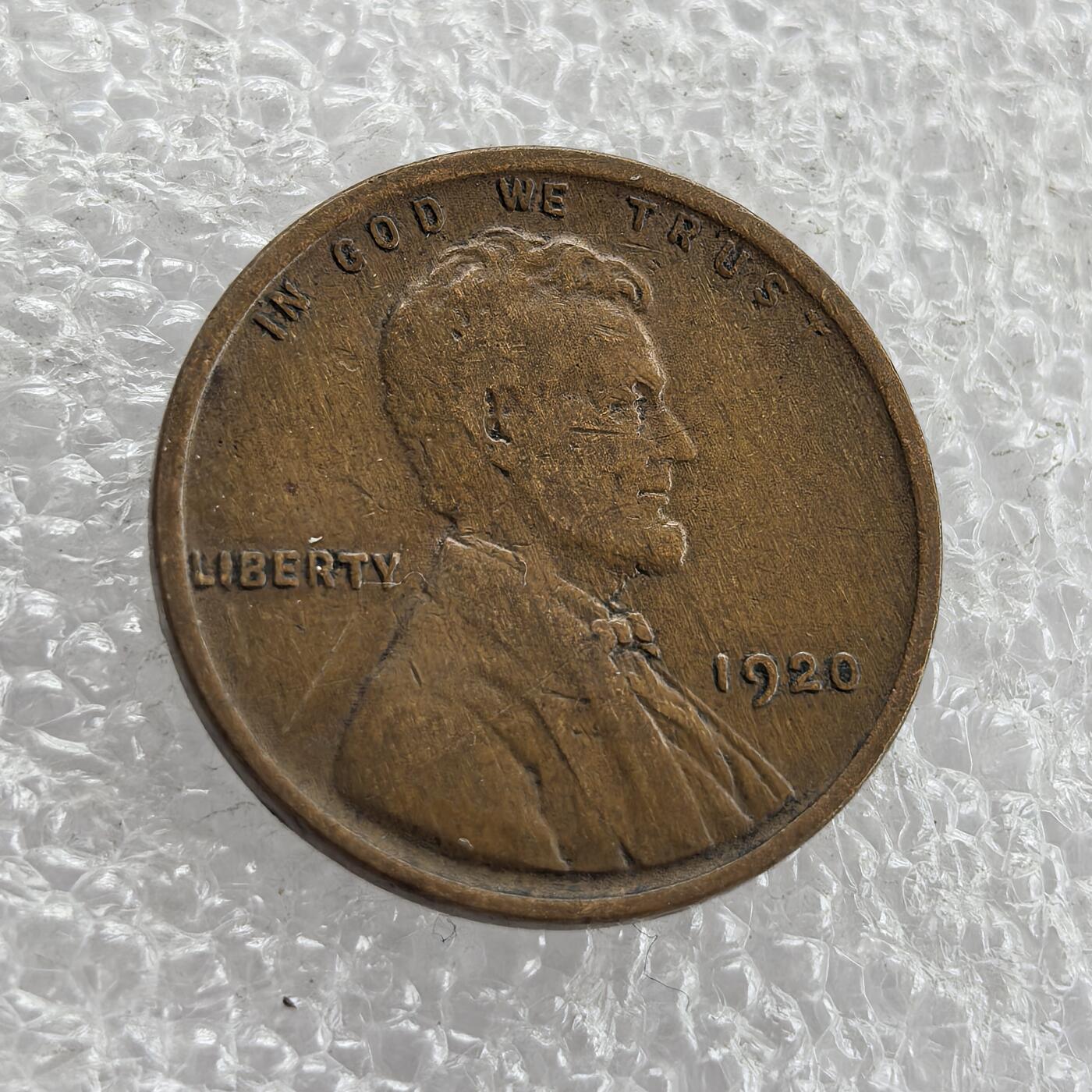 外国优质老铜币高银银币，周六九点倒数截拍，满百包邮，持续收拍 美国1920 年林肯 1 分铜币，正面铸林肯头像、“IN GOD WE TRUST” 与 “LIBERTY”，背面麦穗环绕面值及国名，百年麦穗版经典款，包浆自然、品相完整，是美国早期分币收藏入门佳选，兼具历史纪念与收藏价值。