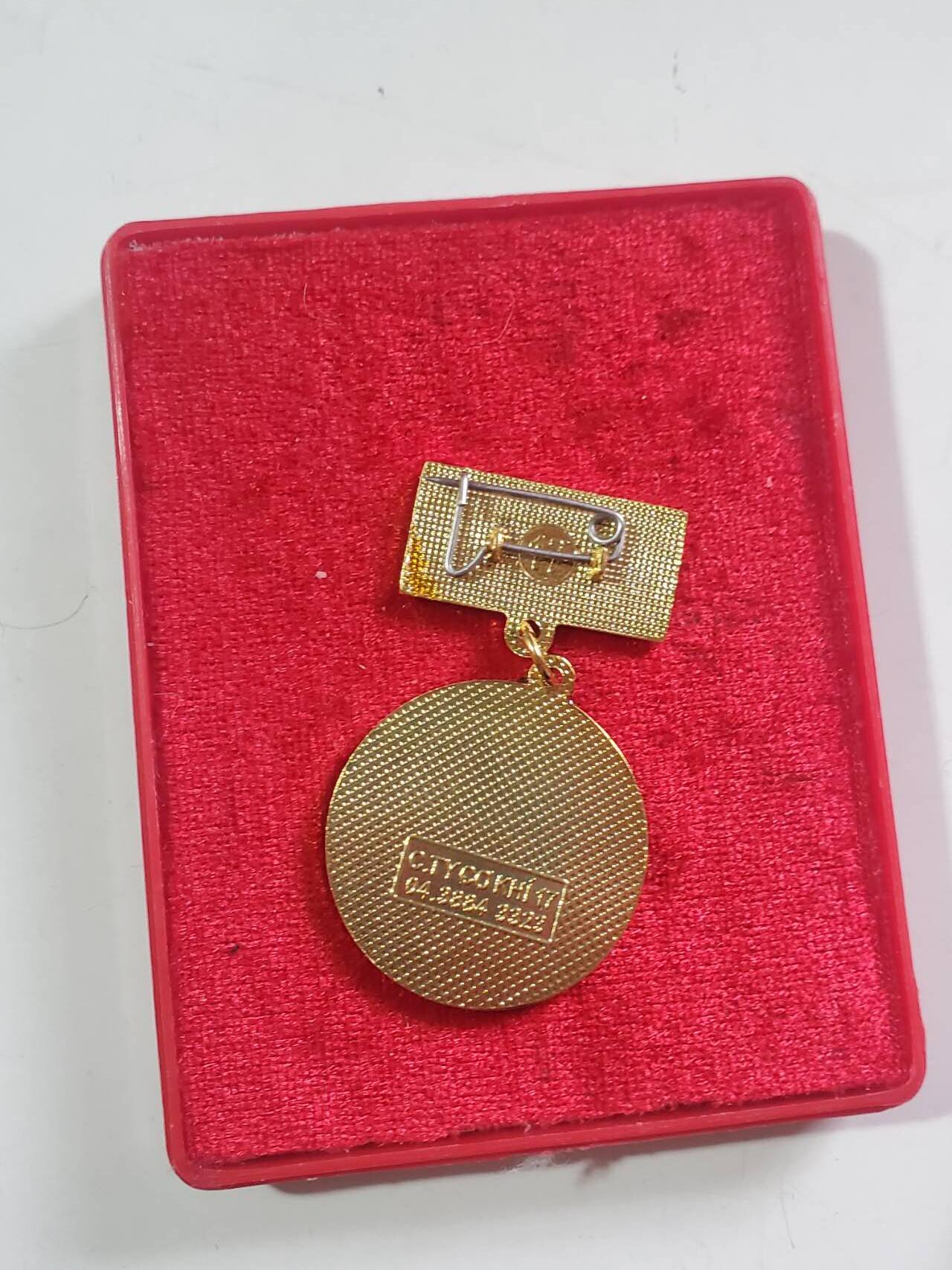 韵星假日拍卖第三十八期 -- Rimey Holidays Auction 38 越南社会主义共和国光荣在党30年 铜镀金 背打厂标 带原盒