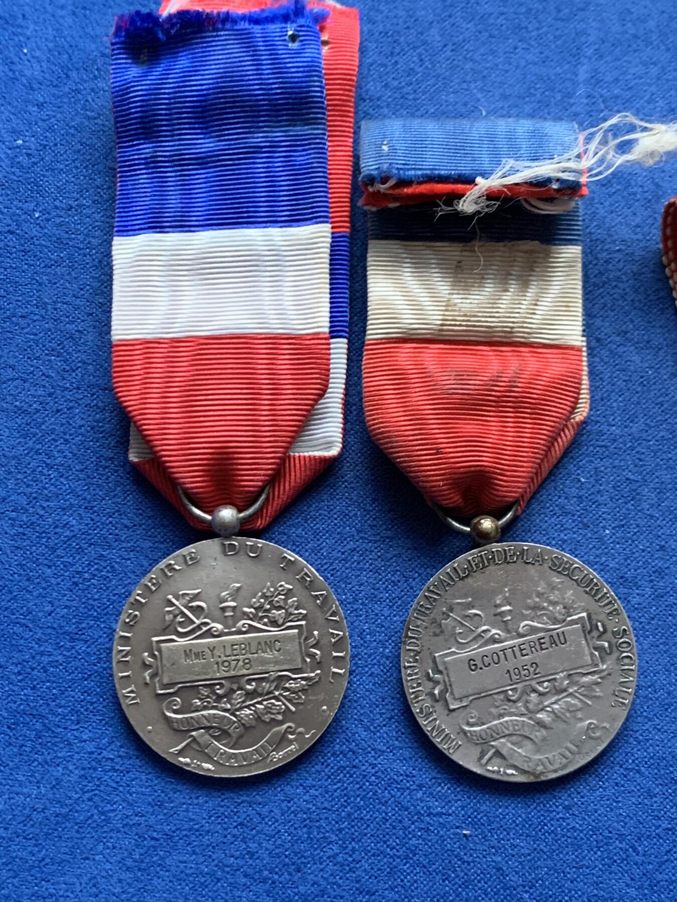 《竞宝斋》第462场 周日，周一，2场连拍 （全场包邮）欢迎送拍 三枚合拍 两枚法国劳工奖章与日本勋七等桐叶章 均为银质 约43.9g