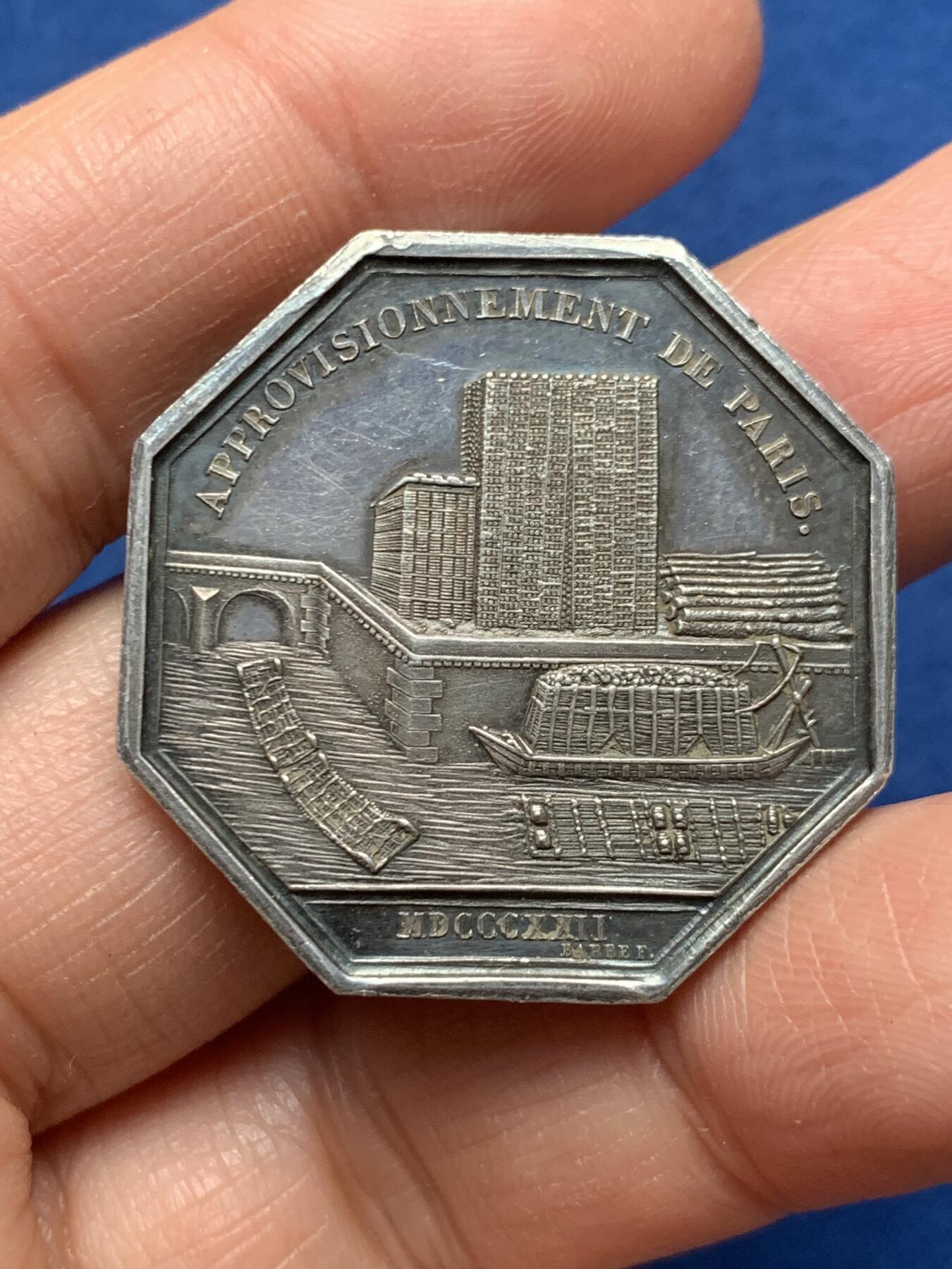 《竞宝斋》第462场 周日，周一，2场连拍 （全场包邮）欢迎送拍 法国1843年巴黎供应三家企业会议（烧木炭，水木炭，木材）八角银质代币，33.4MM，17.67克，手指银标边铭，稀少图案