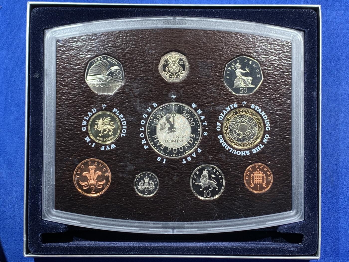 《竞宝斋》第462场 周日，周一，2场连拍 （全场包邮）欢迎送拍 英国2000年精制套币，带1枚5英镑千禧年跨年精制纪念币，1枚2英镑机械时代精制纪念币，1枚1英镑威尔士红龙精制纪念币，10枚币，盒证齐全，品相精美