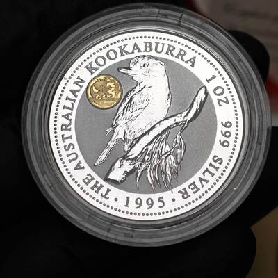 金瓯小拍第三期 古今币章 银价专场 - 澳大利亚镶金熊猫笑翠鸟银币1995年 重0.5克金31.1克银直径 证书编号2659 蓝色盒装