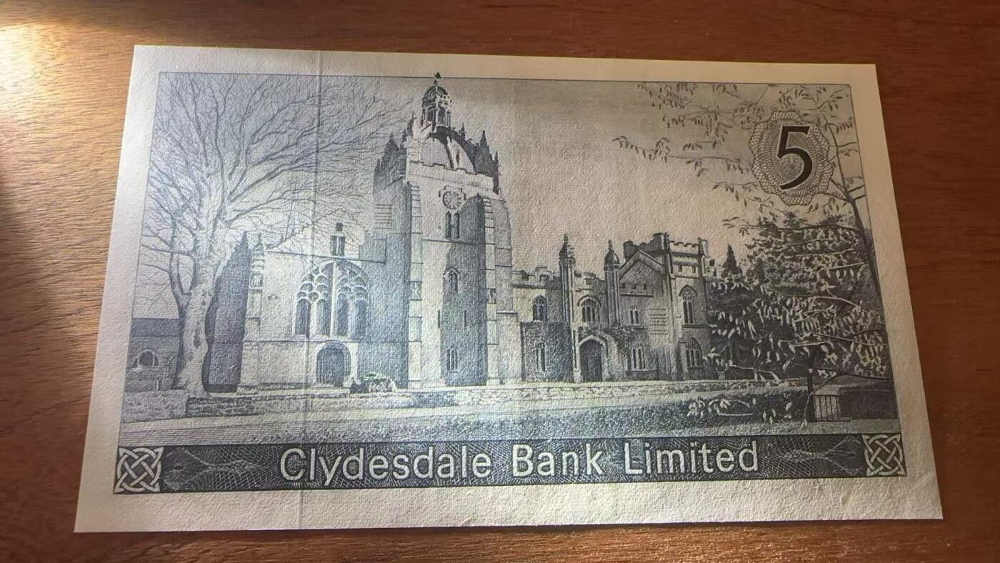 徐霞客拍卖首拍 苏格兰克莱兹银行 1968 5镑 UNC- 193041 这张纸币由苏格兰克莱兹代尔银行于1968年11月1日在格拉斯哥发行，延续了英国独一无二的“私人发钞”传统。克莱兹代尔银行作为苏格兰最具代表性的本土银行之一，这张5英镑券不仅是流通工具，更是苏格兰金融文化的“活化石”。作为苏格兰私人银行券的早期品种，全新品相存世量已十分稀少。
