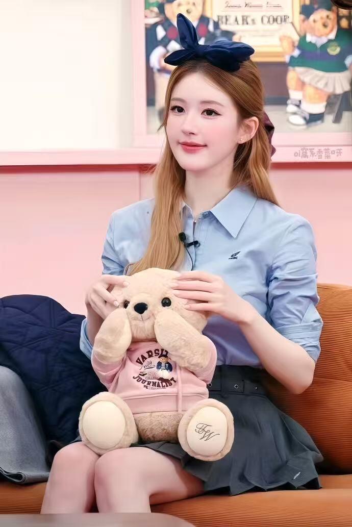 零元拍：赵露思亲笔签名韩国依恋集团旗下最热少女线品牌TeenieWeenie官方礼盒！仅有盒子呦，不含里面小熊，总共就抽了不到30个，喜欢露露的朋友且拍且珍惜啦~