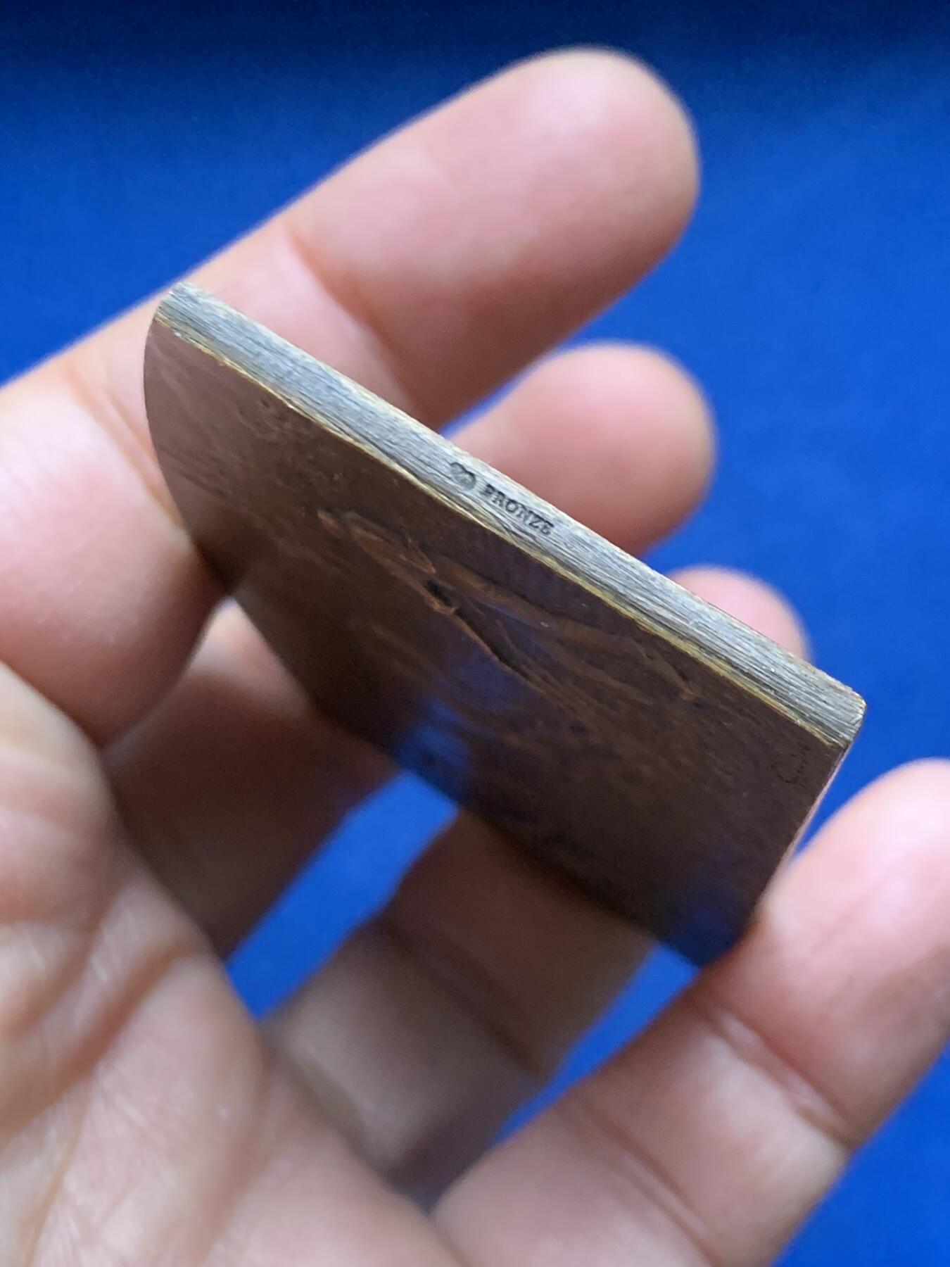 《竞宝斋》第462场 周日，周一，2场连拍 （全场包邮）欢迎送拍 法国雕刻Coudray 名作《农耕与丰收》。大规格双面高浮雕作品品相佳。直径：70mm*44mm，重约：65.8g