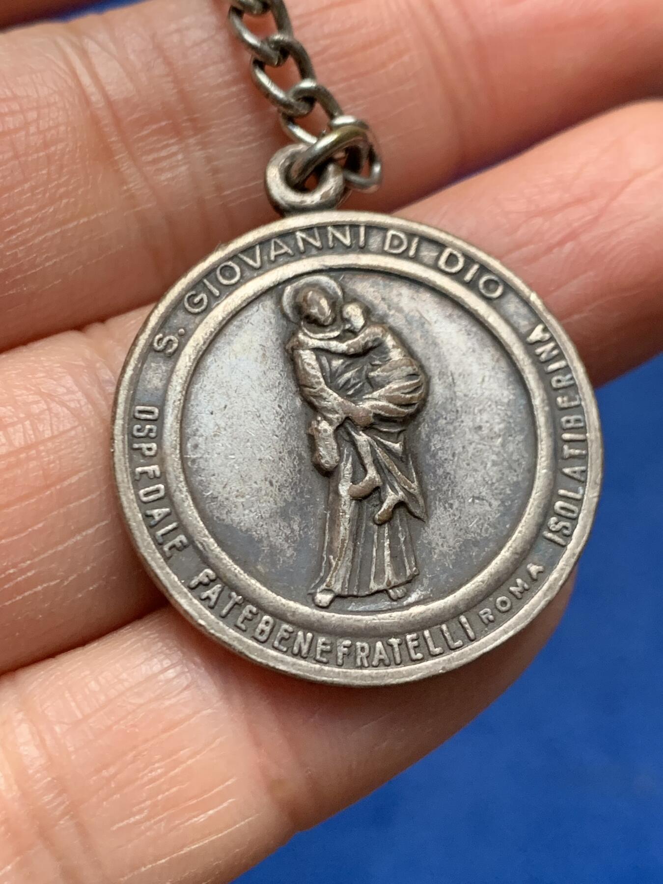 《竞宝斋》第462场 周日，周一，2场连拍 （全场包邮）欢迎送拍 意大利慈善兄弟会医院纪念章 正面圣若望·狄奥 带链条重约11.55克 28.5mm