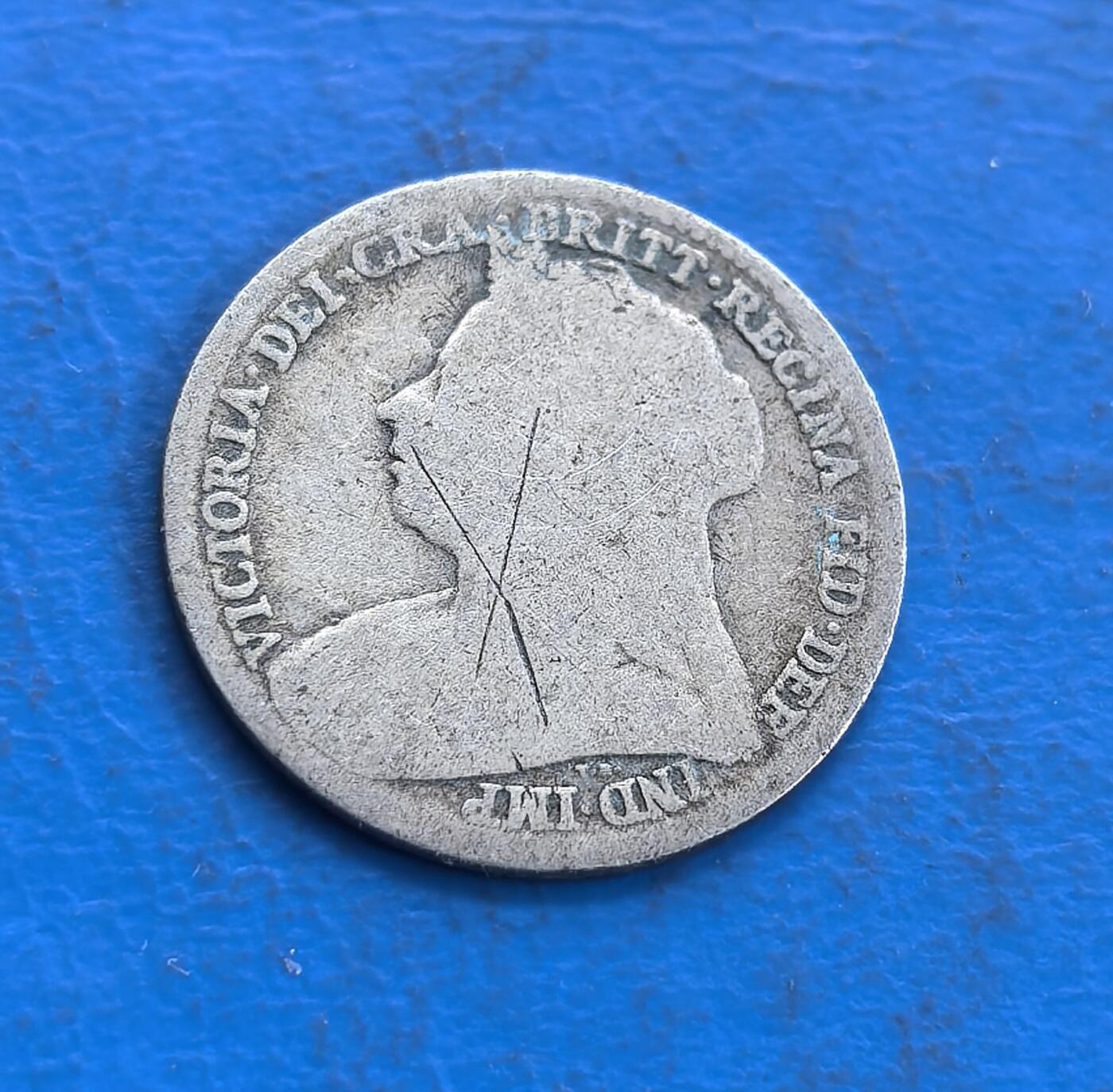 外国优质老铜币高银银币，周六九点倒数截拍，满百包邮，持续收拍 英国1896 年 3 便士银币，正面维多利亚女王头像雕刻细腻，铭文环绕排布规整；背面皇冠衬数字 3，月桂枝对称环绕，年份清晰醒目，纹饰典雅古朴，银质包浆温润，尽显维多利亚时期英伦钱币的精湛工艺与经典美学。