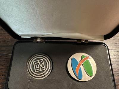 蒂克钱币-第57场 日本章 企业章拍卖  - 日本 两枚章 盒子合叶坏一个 49mm 166g