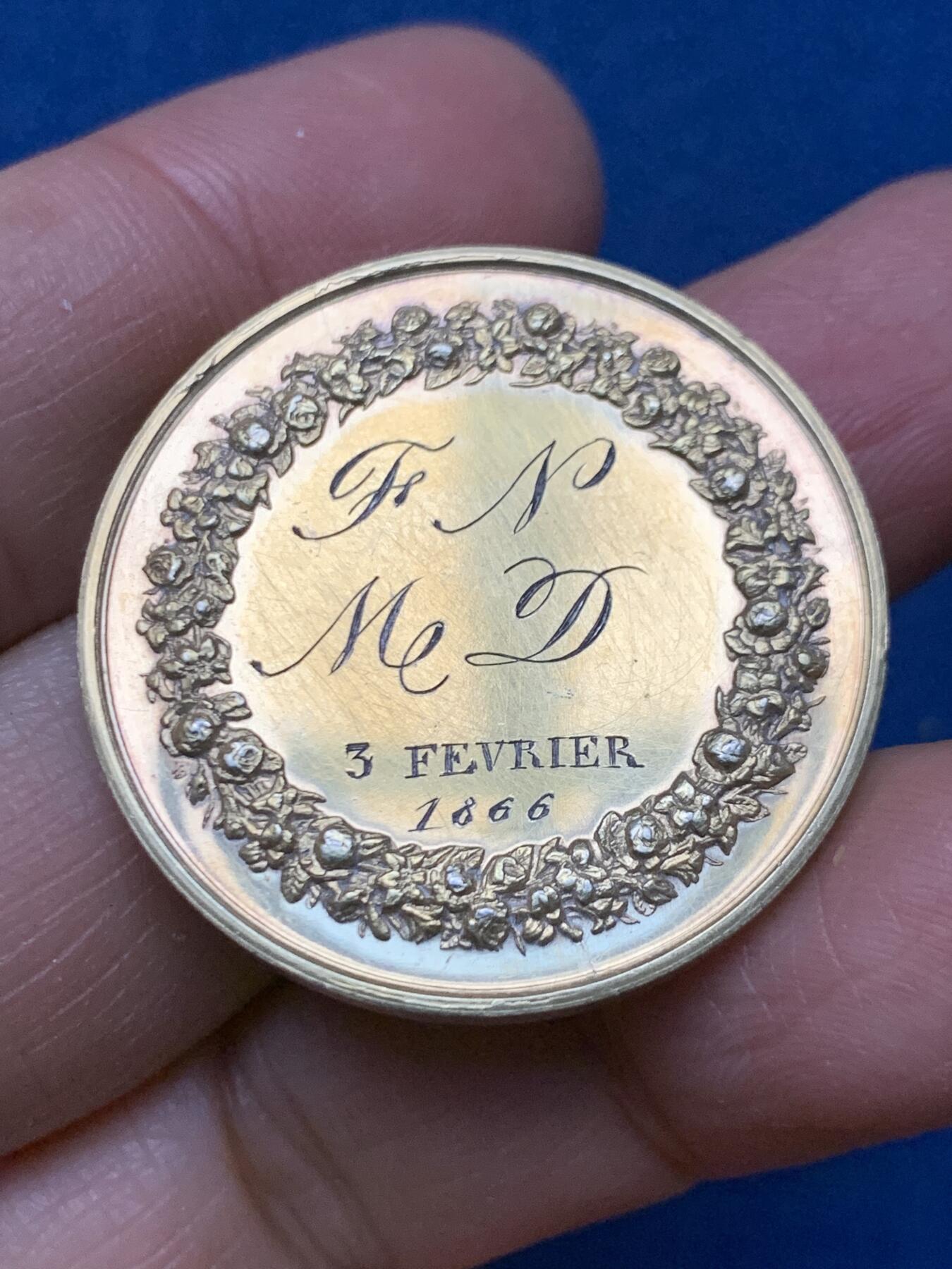 《竞宝斋》第462场 周日，周一，2场连拍 （全场包邮）欢迎送拍 法国1866年结婚纪念镀金银章，镀金层保存不错，33.3mm，15.25克，蜜蜂边铭