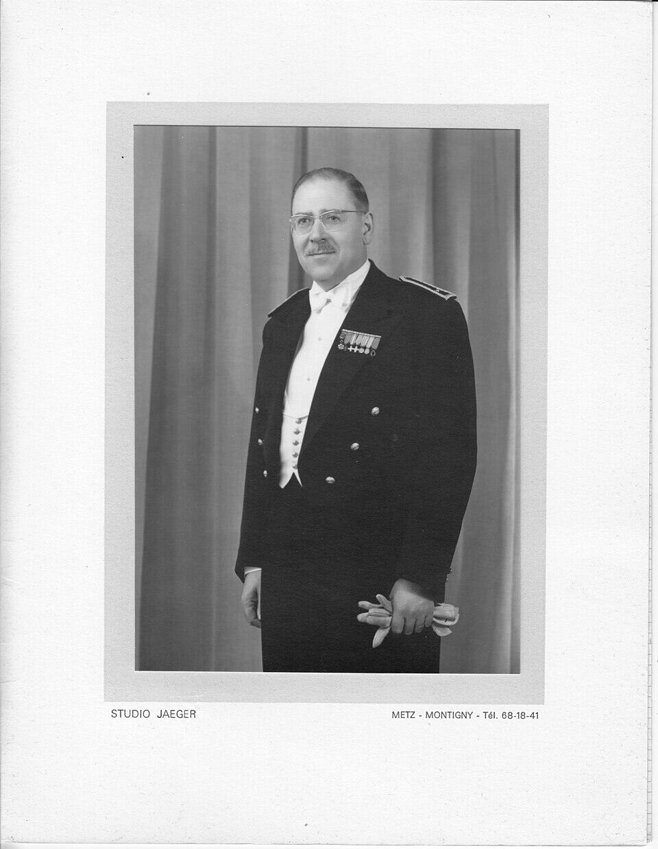 戎马世界章牌大赏第110期 法国指挥官级国家功绩勋章证书，授予德国裔法国将军（一级总工程师）Wiltz Auguste，他在二战开始时被德军击败被俘虏，随即作为德国裔法国人被俘虏回德国关押直至战争结束，战后职务一路高升，从事汽车运输相关研发