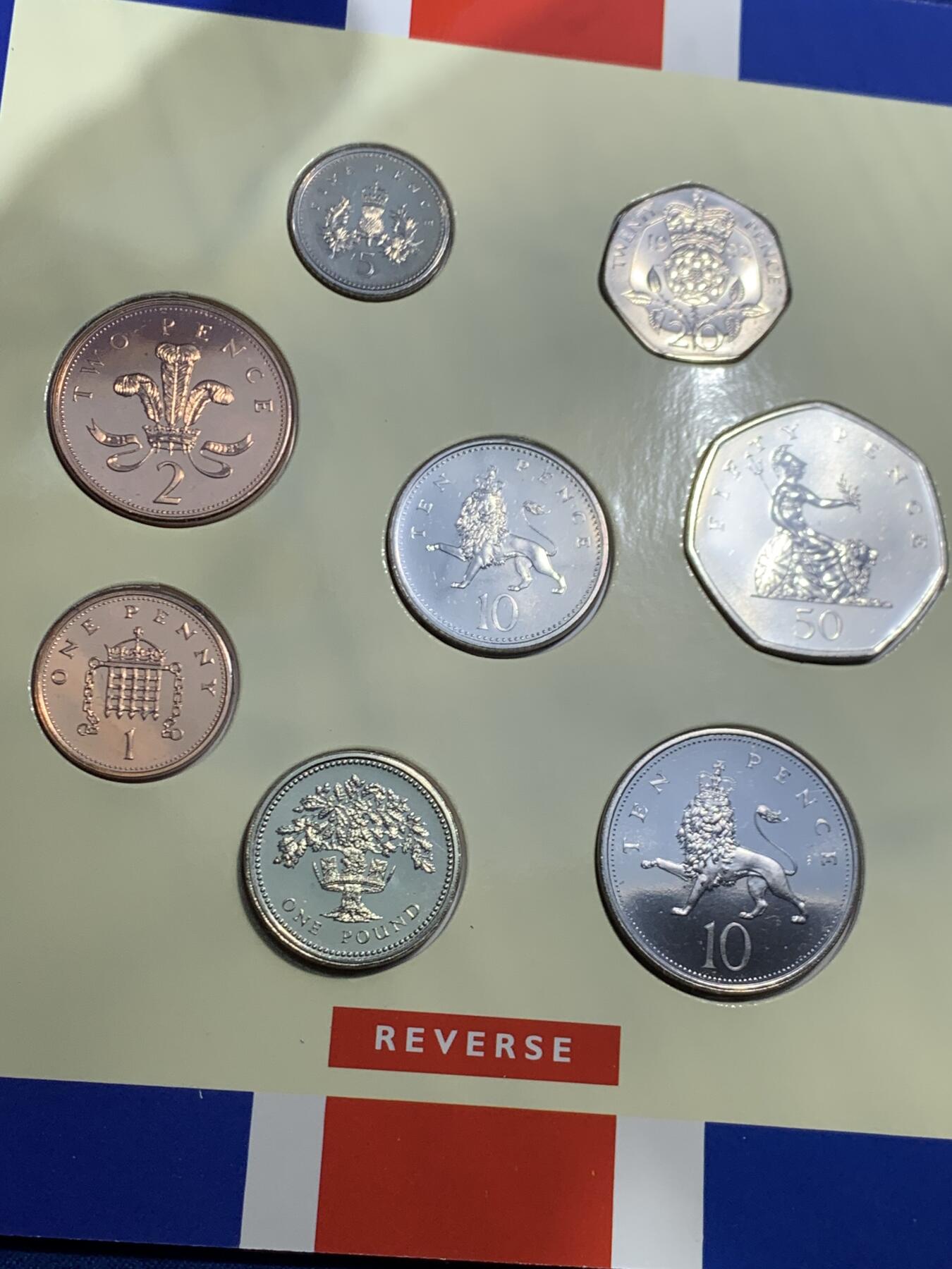 《竞宝斋》第462场 周日，周一，2场连拍 （全场包邮）欢迎送拍 英国1992年套币，带1枚1英镑橡树纪念币，1枚50便士欧洲部长理事会轮值主席纪念币，9枚币，册证齐全，品相精美