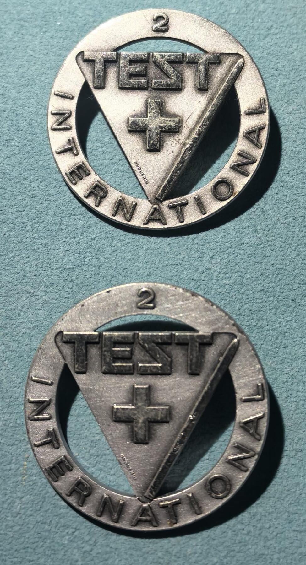 盛世勋华——号角文化勋章邮票专场拍卖第302期 瑞士国际滑雪比赛第二名证章2枚 带知名勋章生产商Huguenin厂标