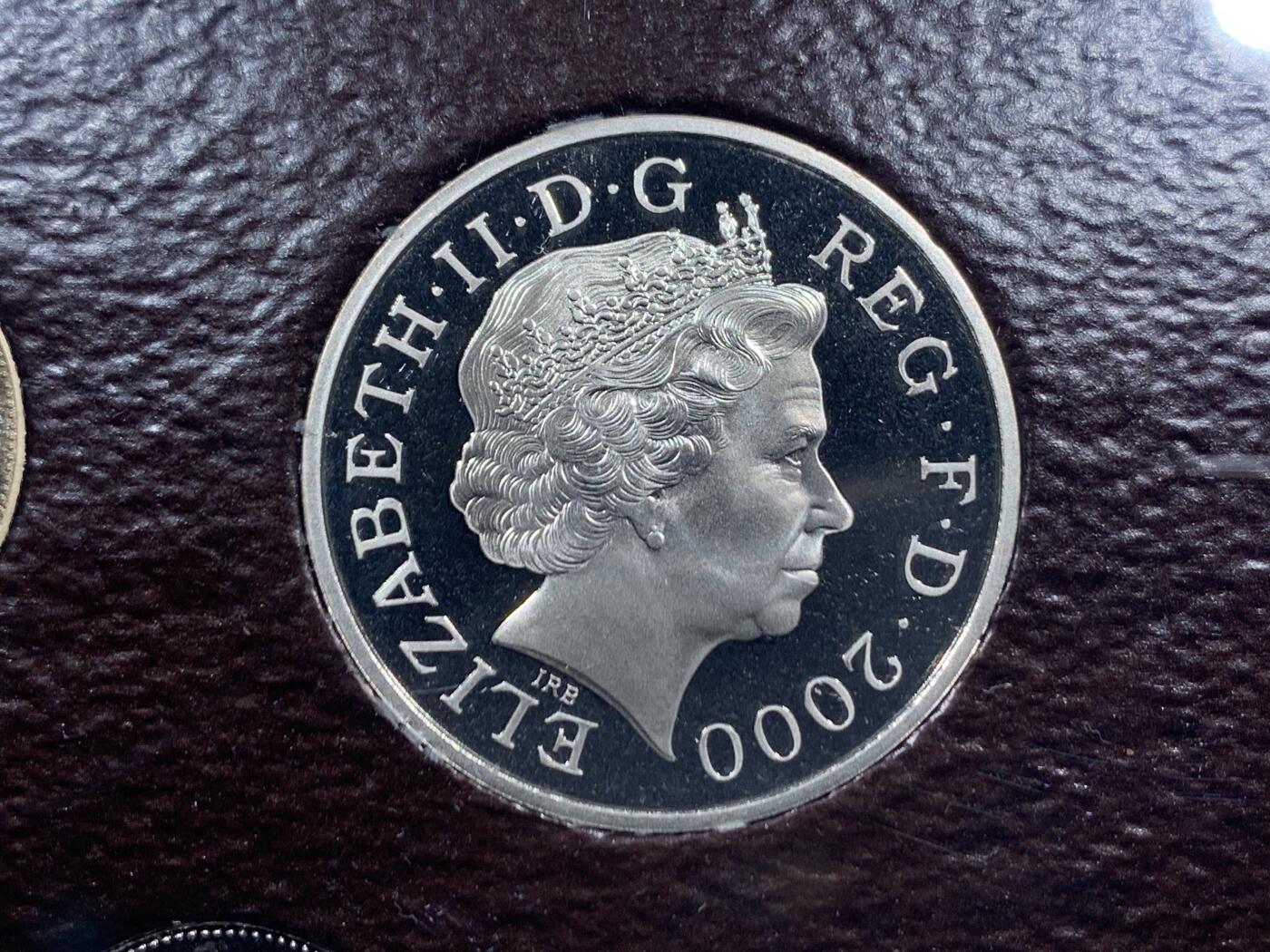 《竞宝斋》第462场 周日，周一，2场连拍 （全场包邮）欢迎送拍 英国2000年精制套币，带1枚5英镑千禧年跨年精制纪念币，1枚2英镑机械时代精制纪念币，1枚1英镑威尔士红龙精制纪念币，10枚币，盒证齐全，品相精美