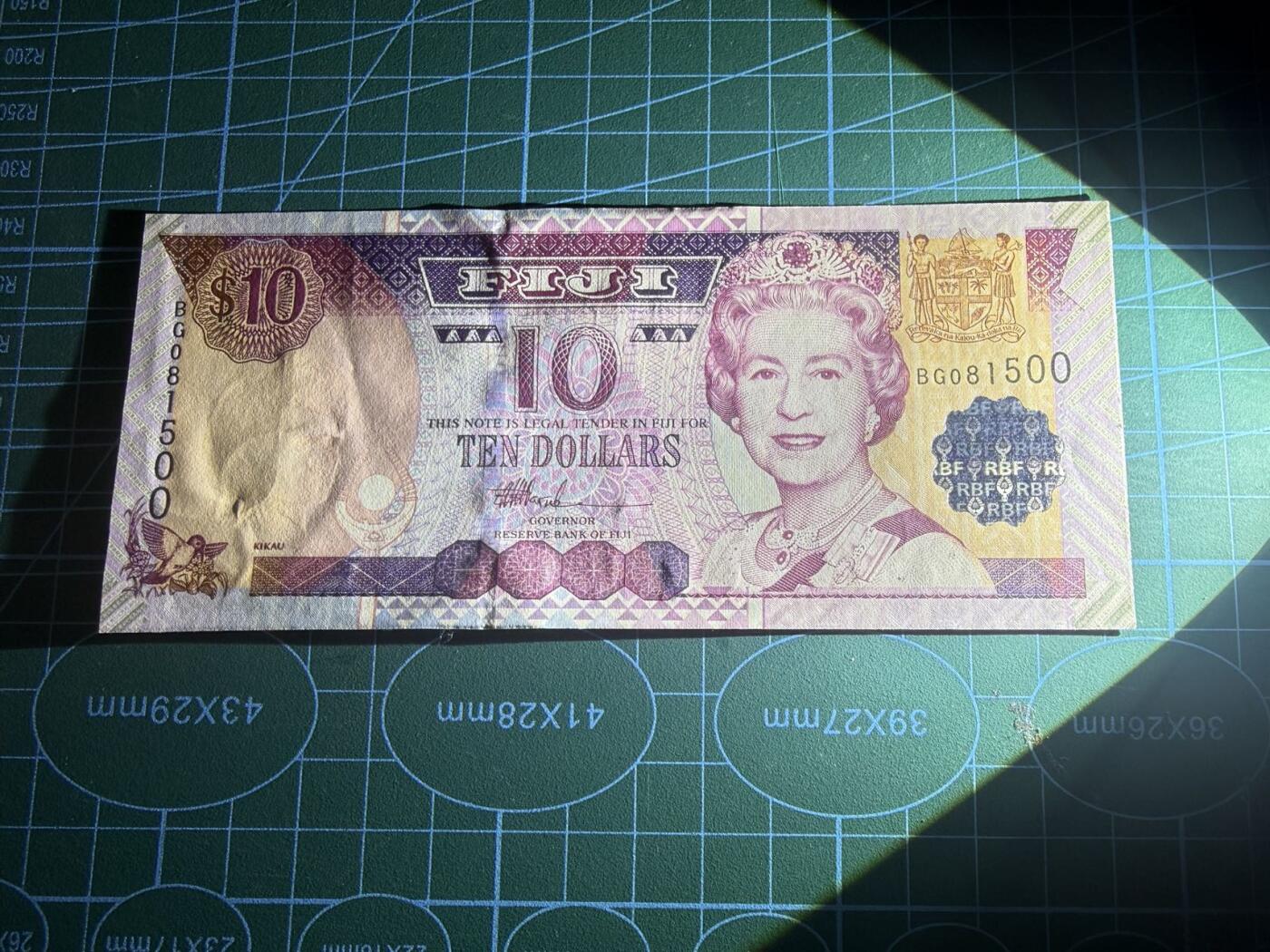 【炜奕收藏】，第五十八期，英属第三场 2002年斐济10元，UNC-品相，水印处有压痕，号码无347