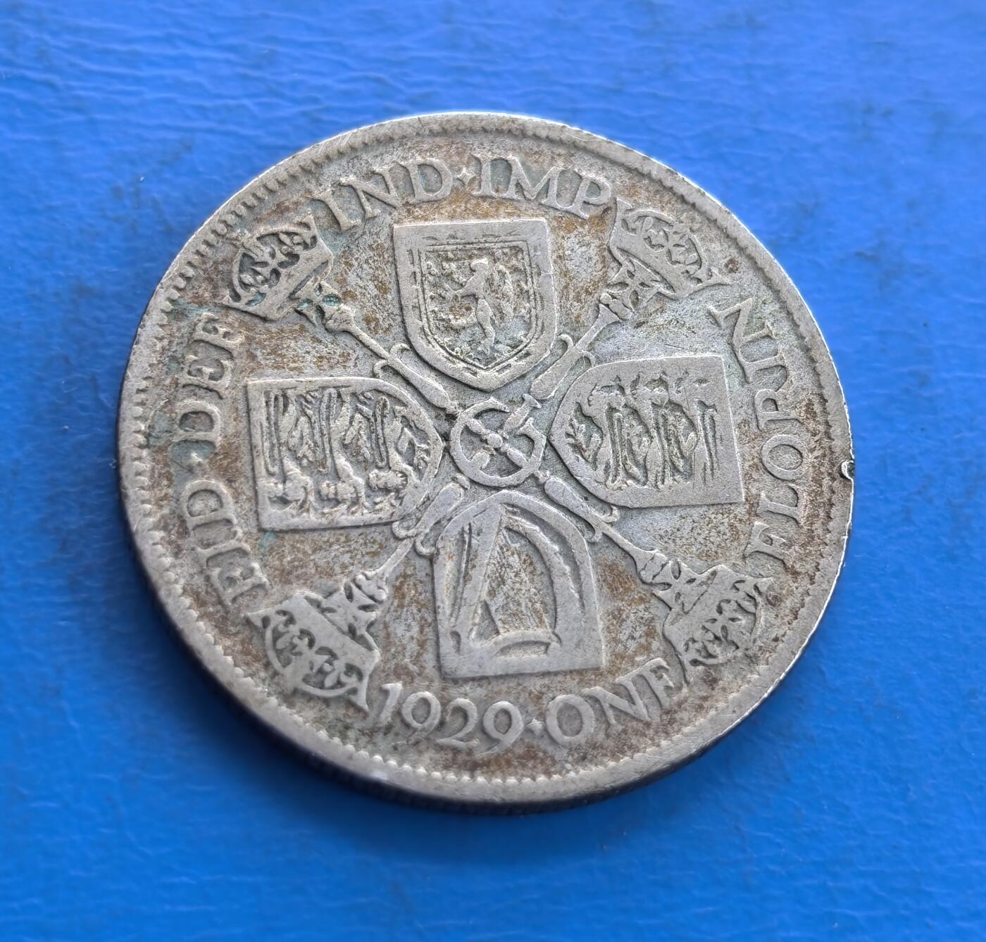 外国优质老铜币高银银币，周六九点倒数截拍，满百包邮，持续收拍 英国1929 年弗罗林银币，正面乔治五世头像雕刻传神，面部轮廓与胡须细节细腻，铭文环绕规整；背面四国徽十字排布，英苏爱威纹章清晰，年份与面值醒目，纹饰繁复精致，银质包浆古朴，尽显英伦钱币的庄重工艺美。