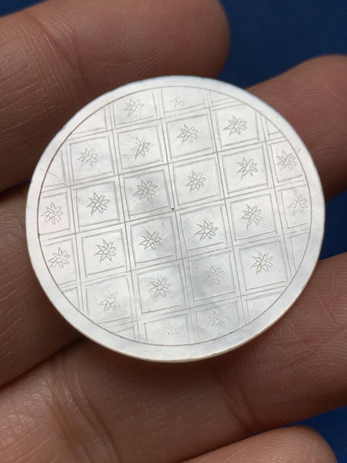 《竞宝斋》第462场 周日，周一，2场连拍 （全场包邮）欢迎送拍 英国回流 清螺钿贝母筹码或代币。手工精雕，图样中西合璧，莹光宝气，大片圆形款。