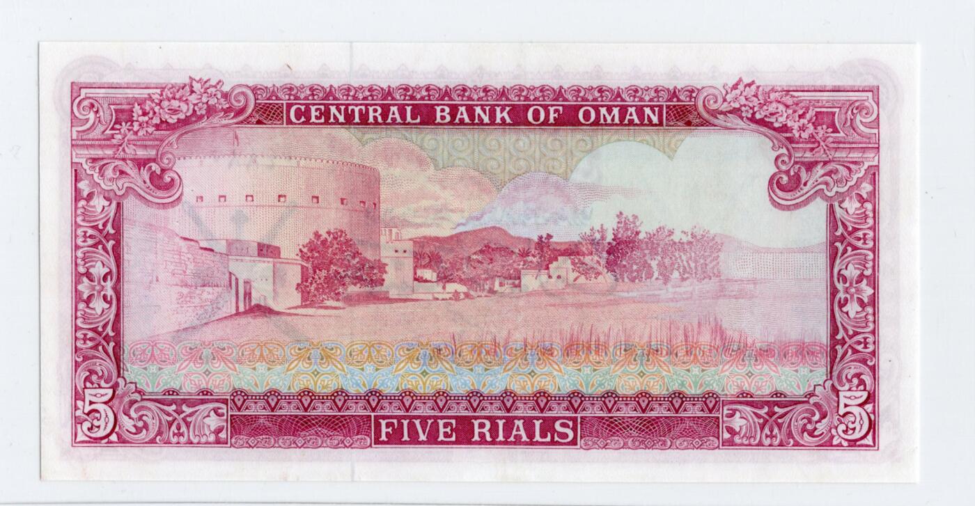 徐霞客拍卖首拍 阿曼	P-18a 1977年5里亚尔 A/4 004880	unc-	阿曼苏丹国5里亚尔纸币 正面以阿拉伯书法标注面额，配阿曼国徽核心双剑纹章，彰显王室权威与伊斯兰属性。 发行于阿曼现代化建设初期，见证该国从传统经济向油气经济转型。 背面为清真寺图案，呼应伊斯兰宗教核心地位。 币面融合阿拉伯书法艺术与伊斯兰纹样设计，采用红、蓝、金三色套印工艺。		