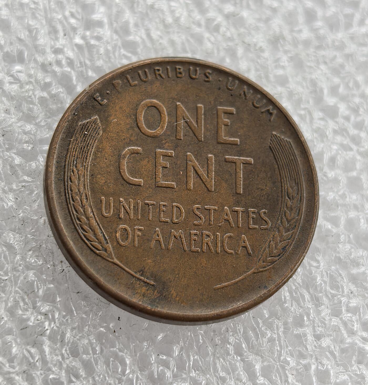 外国优质老铜币高银银币，周六九点倒数截拍，满百包邮，持续收拍 美国1940 年林肯 1 分铜币，正面铸林肯头像、“IN GOD WE TRUST” 与 “LIBERTY”，背面麦穗环绕面值及国名，属二战前经典麦穗版，包浆自然、品相完整，是美国分币收藏入门佳选，兼具历史纪念与收藏价值。