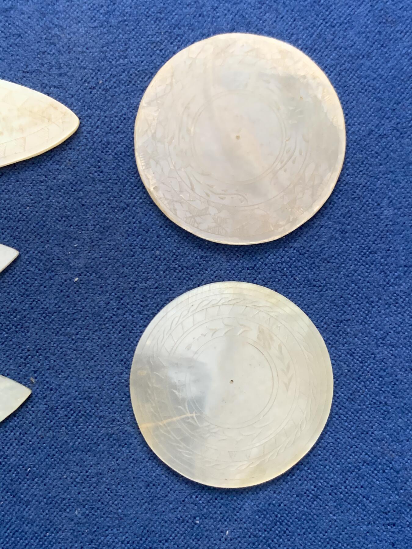 《竞宝斋》第462场 周日，周一，2场连拍 （全场包邮）欢迎送拍 五个一组 英国回流 清螺钿贝母筹码，菱形圆形，珠光水润，花卉精雕。