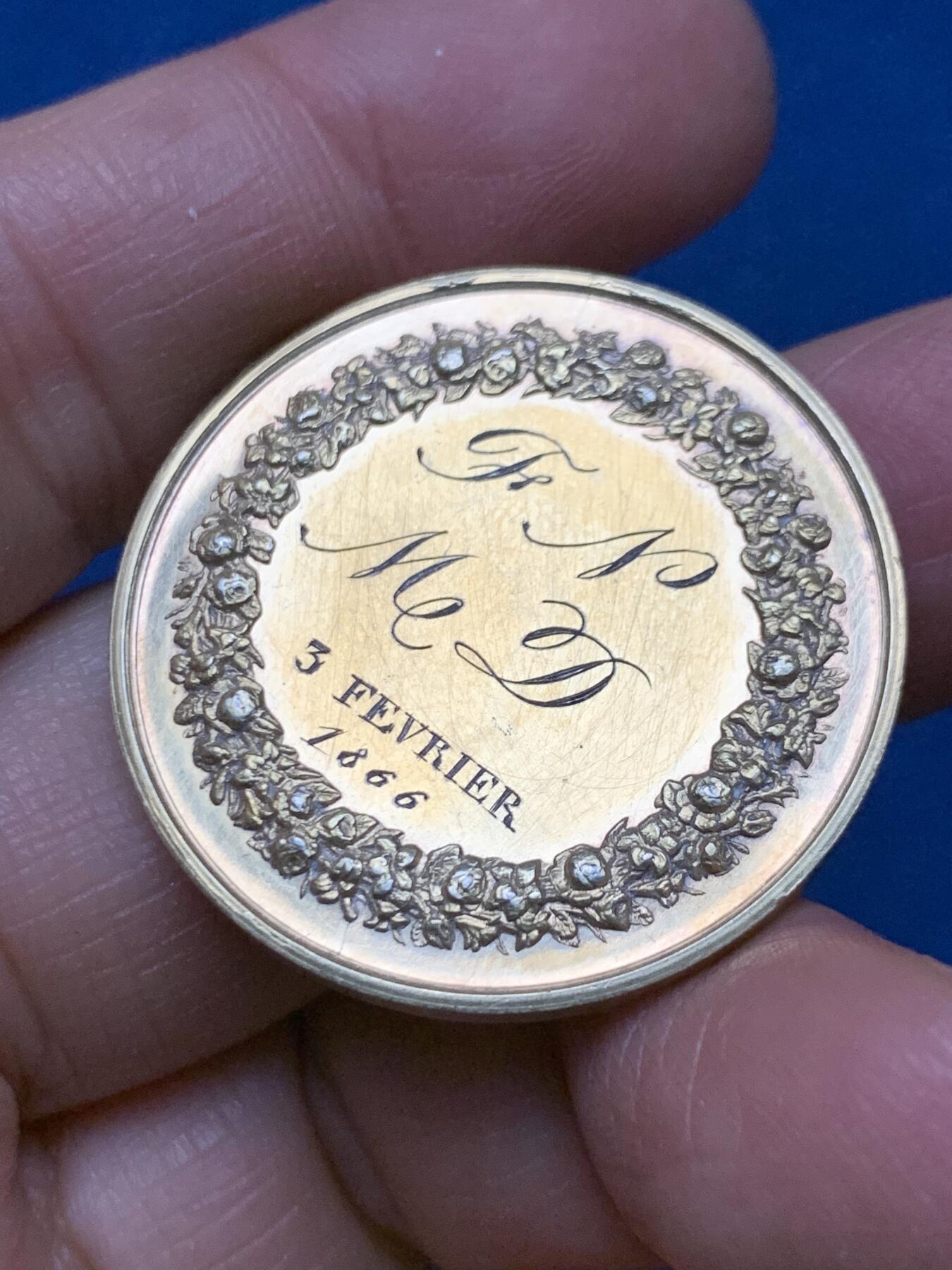 《竞宝斋》第462场 周日，周一，2场连拍 （全场包邮）欢迎送拍 法国1866年结婚纪念镀金银章，镀金层保存不错，33.3mm，15.25克，蜜蜂边铭