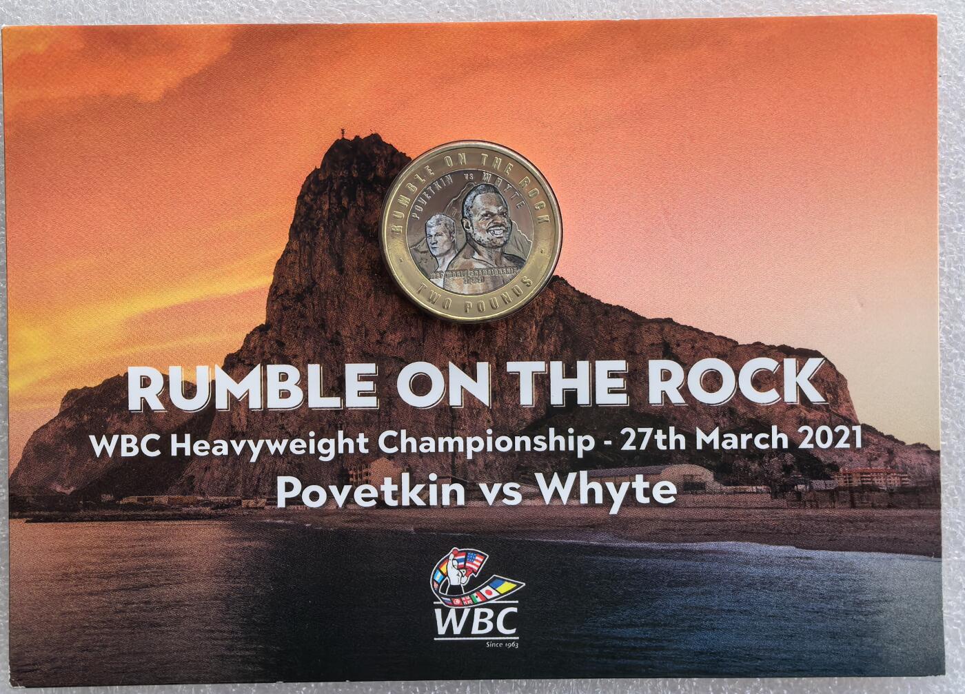 外国优质老铜币高银银币，周六九点倒数截拍，满百包邮，持续收拍 原册2021 年英属直布罗陀2 镑双色纪念币，主题为 **“岩石上的激战（Rumble on the Rock）”**—— 波维特金 VS 怀特 WBC 重量级拳王争霸赛。正面铸伊丽莎白二世头像与直布罗陀国徽，背面刻画两位拳手并标注赛事信息，属英联邦体育主题纪念币，纪念直布罗陀举办的顶级拳击赛事。